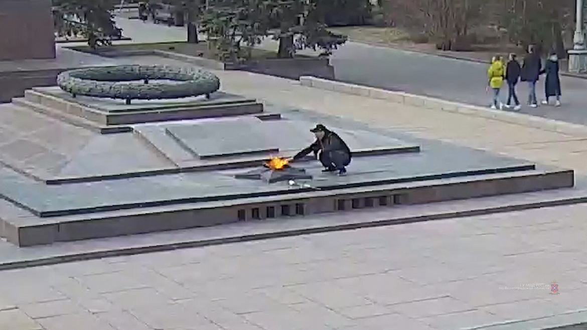 На мужчину, прикурившего от Вечного огня в центре Волгограда, заведено уголовное дело 