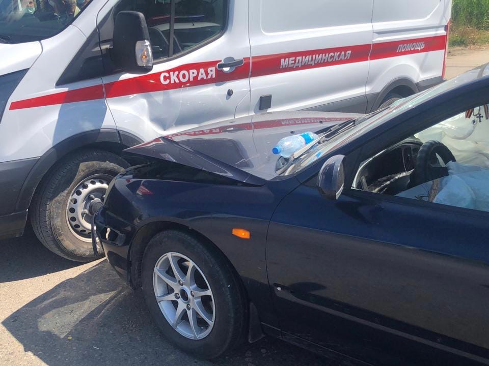 Карета скорой помощи попала в ДТП на юге Волгограда