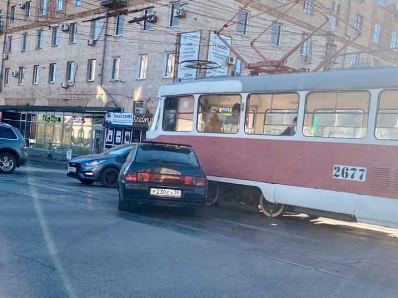 Легковушка протаранила трамвай в Волгограде 