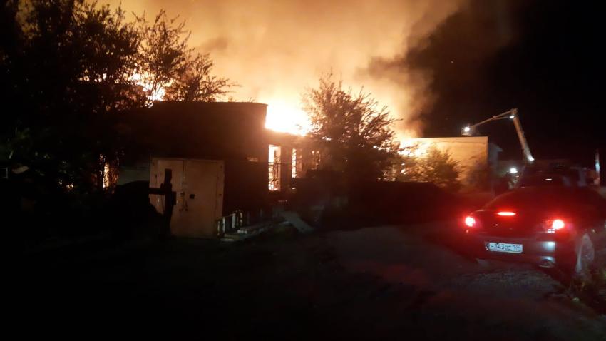 Огромное производственное здание горит на севере Волгограда