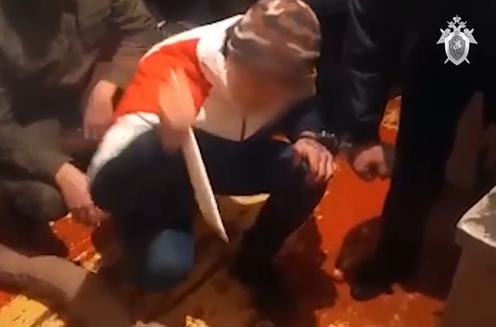 Волгоградец показал на видео, как вонзил 49 раз нож в знакомого из-за 2,5 тысяч рублей