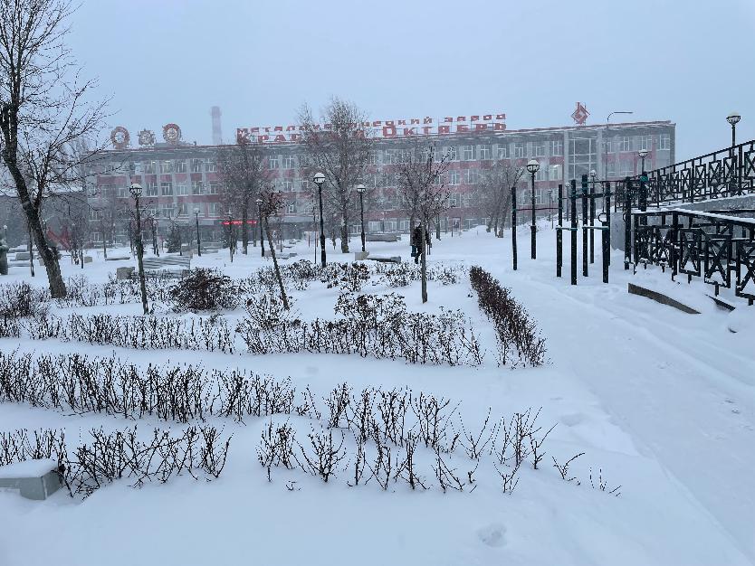 «Красный Октябрь» поздравил своих женщин цветами