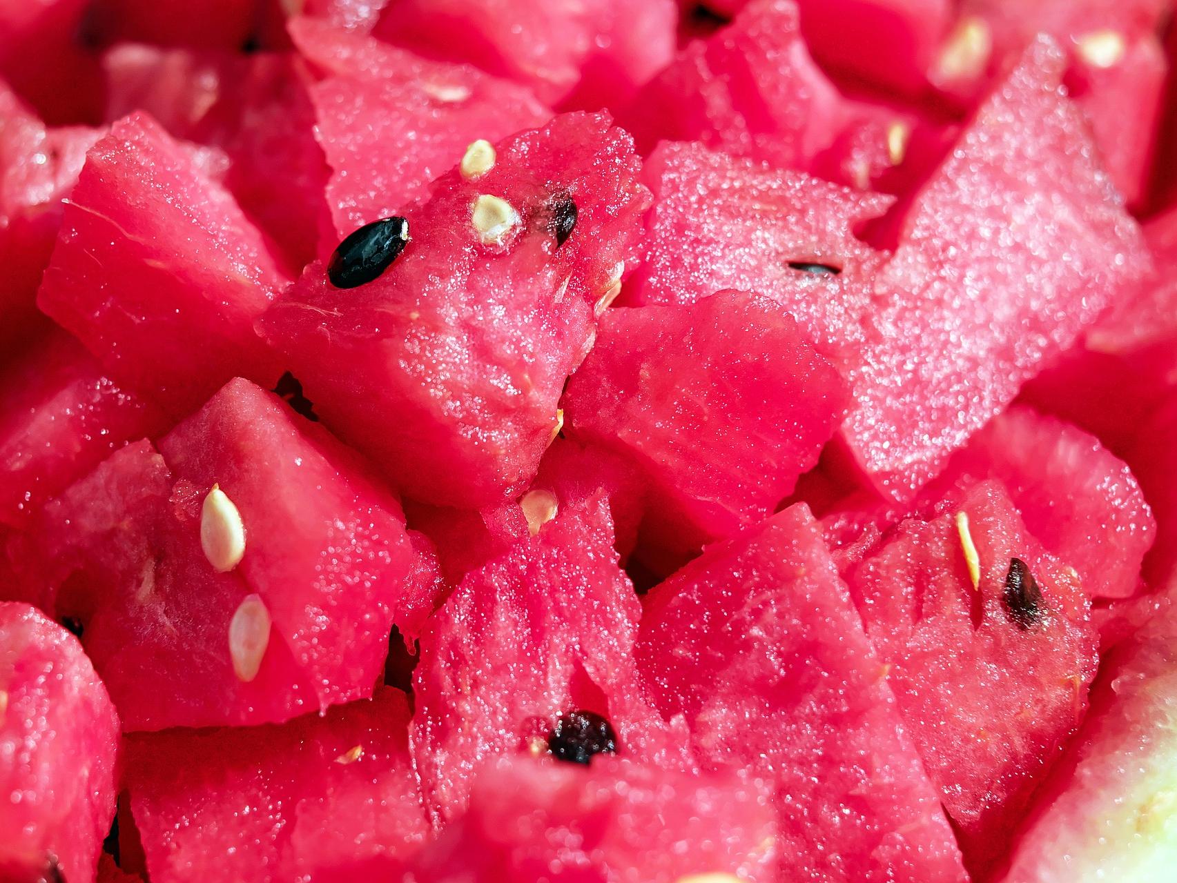 В Волгоградской области привившихся наградили сочными арбузами 