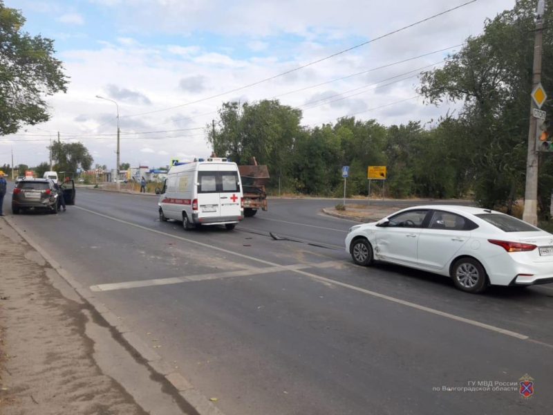 В больнице женщина и ребенок: Toyota столкнулась со скорой помощью в Волгограде