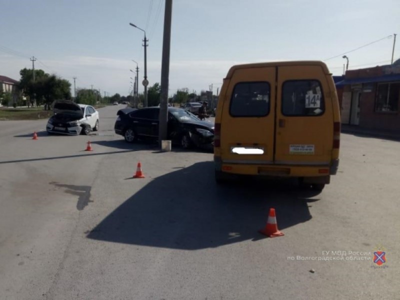 Вышедший из маршрутки волжанин стал невольным участником тройного ДТП и попал в больницу