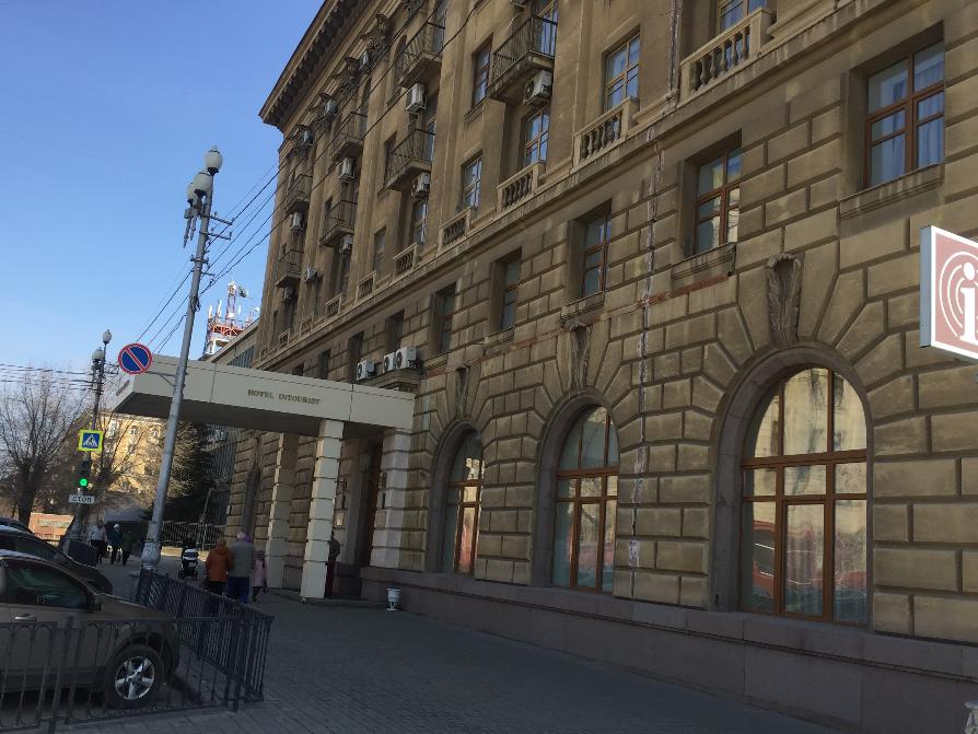 Около неработающего много лет здания универмага волгоградские чиновники высадят деревья