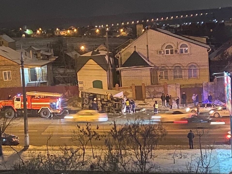 В Волгограде перевернулся большегруз