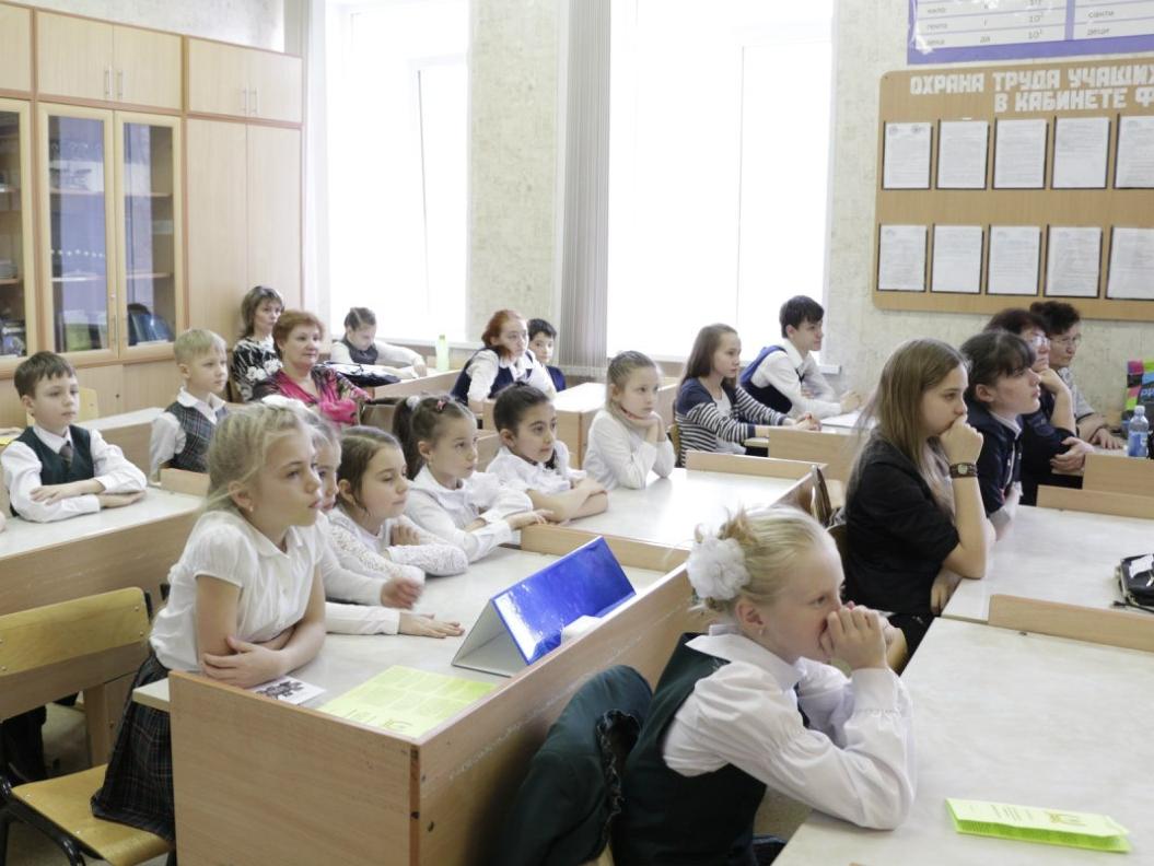 Облегченные учебные дни и доставка до учебы: что изменилось в жизни волгоградских школьников?