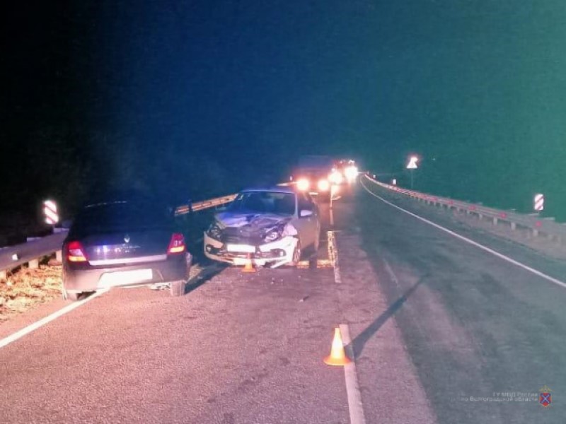 На трассе под Камышином в столкновении двух седанов пострадали школьник и двое взрослых