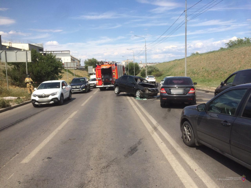 Мужчина погиб в аварии с четырьмя машинами в центре Волгограда