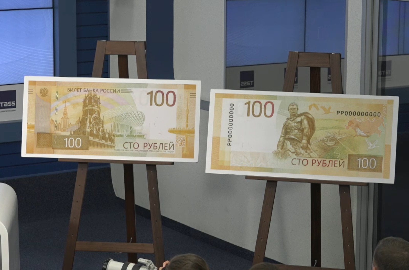 Волгоградцам раздадут новые 100-рублевые купюры с QR-кодом