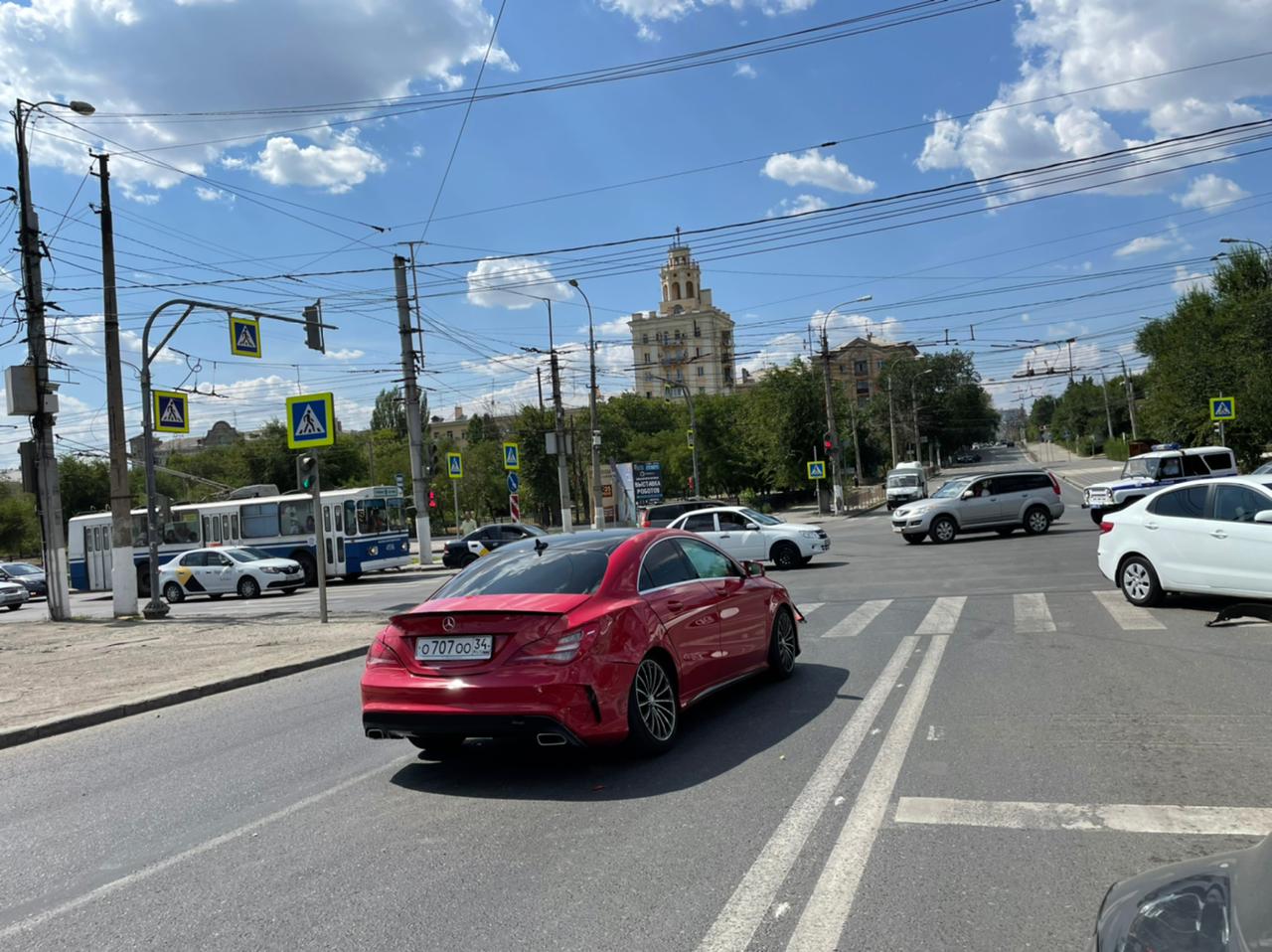 Столкнувшийся с «корейцем» Merсedes А-класса создал пробку на главной дороге Волгограда 