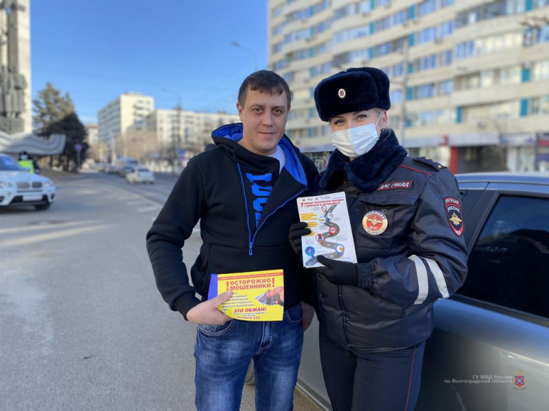 Остановили, чтобы поздравить: ГИБДД организовали акцию к 23 февраля в Волгограде