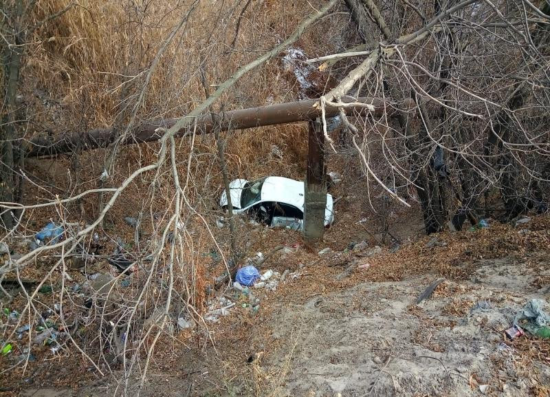 Такси с пассажирами перевернулось в кювет на юге Волгограда