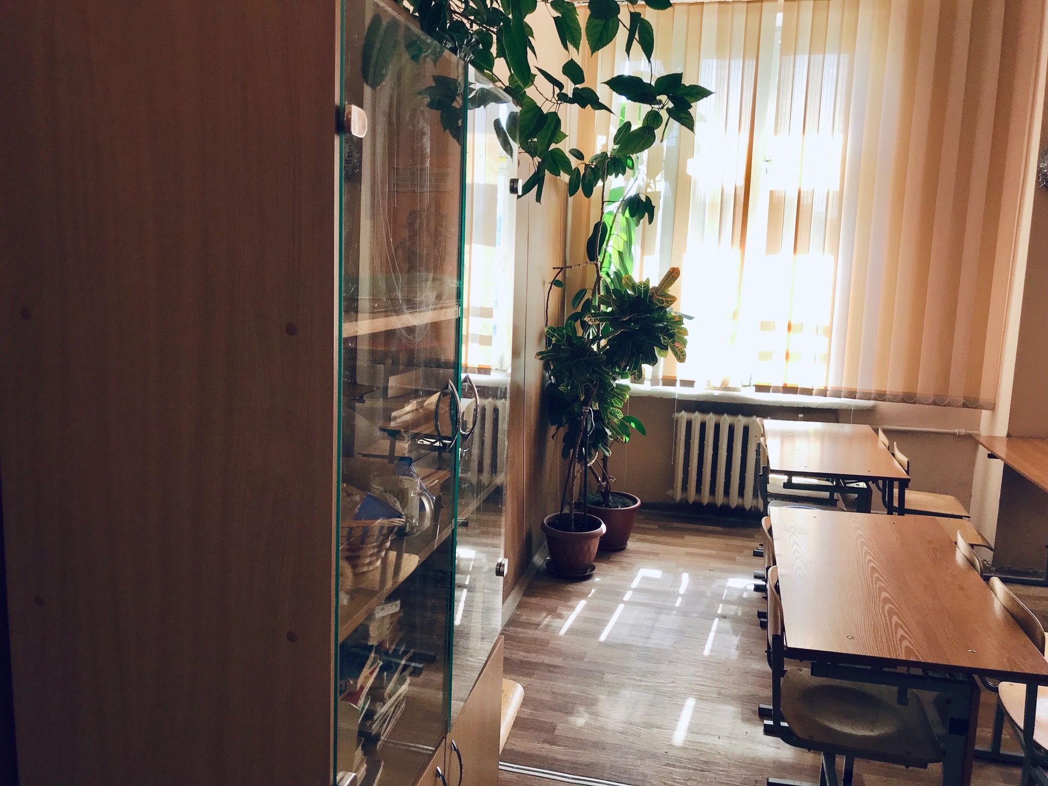 Сунула горящую бумажку под дверь: 11-летняя волгоградка устроила пожар в школе