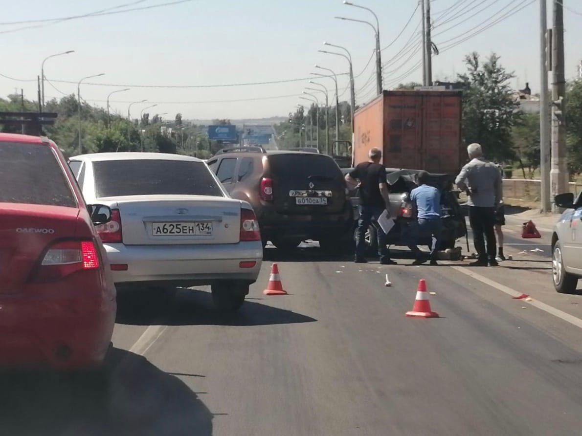 Массовая авария собрала пробку на СХИ в Волгограде