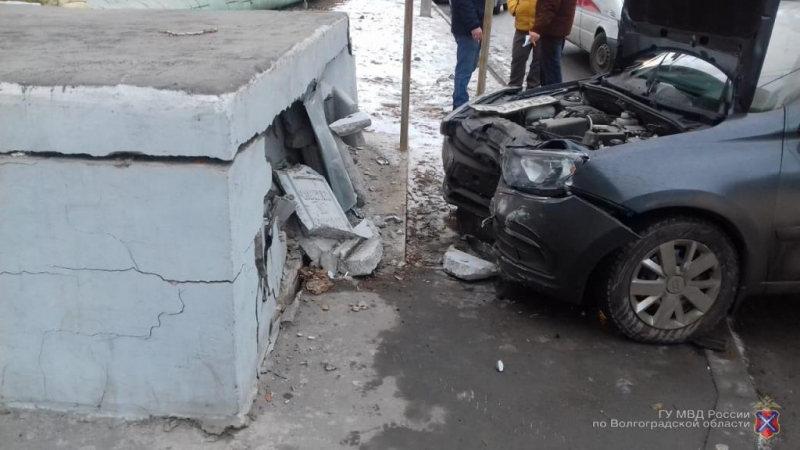 В ходе ДТП в Волжском «Лада» влетела в коллектор теплосетей