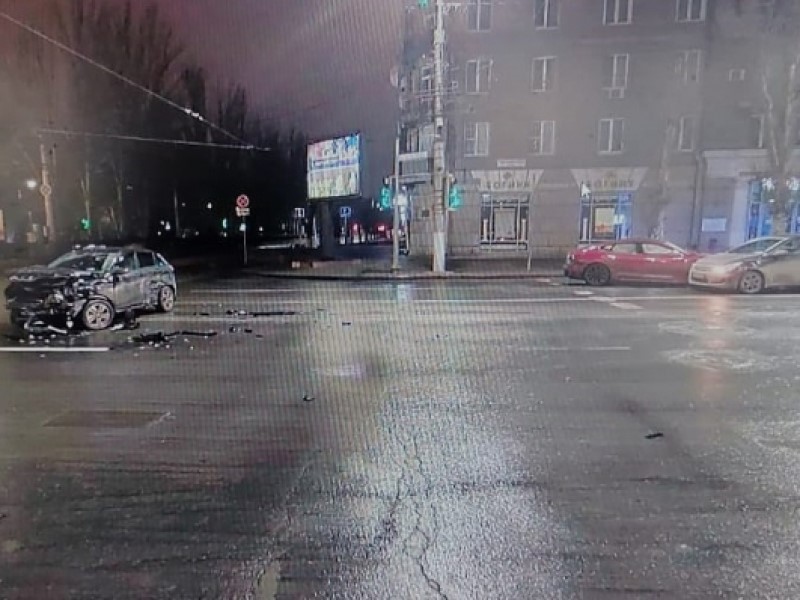 Tesla попала в тройное ДТП с Lada и Hyundai в Волгограде 