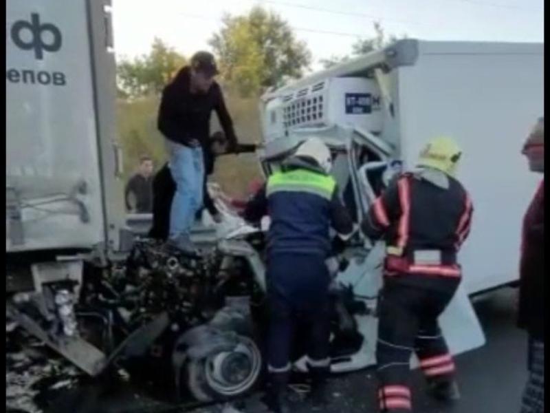 В Волгограде ГАЗель наехала на «тягач»: есть пострадавшие   