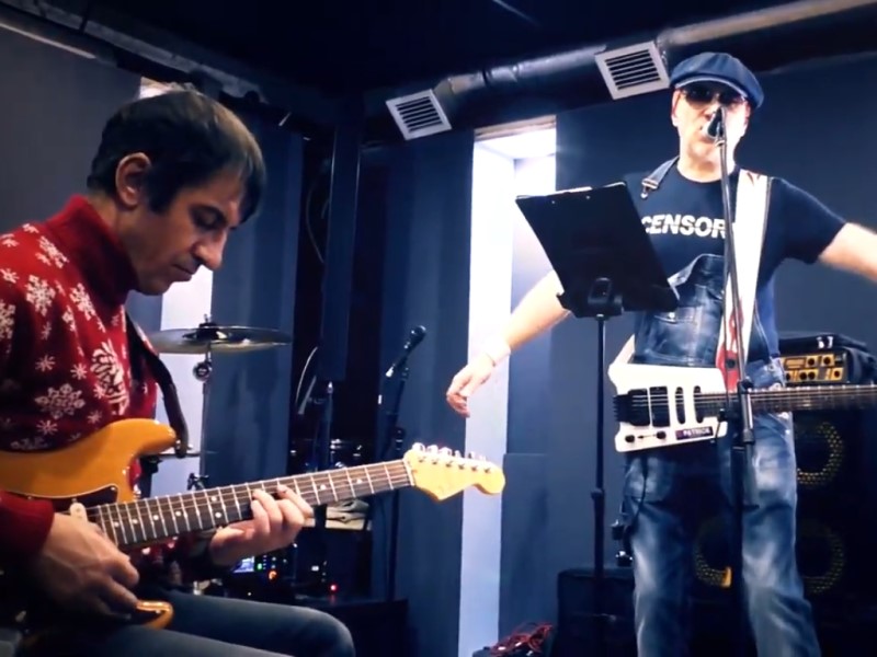 «Хлопнет Снегурочка 150...»: Валерий Турбин и «Странники» записали песню к Новому году