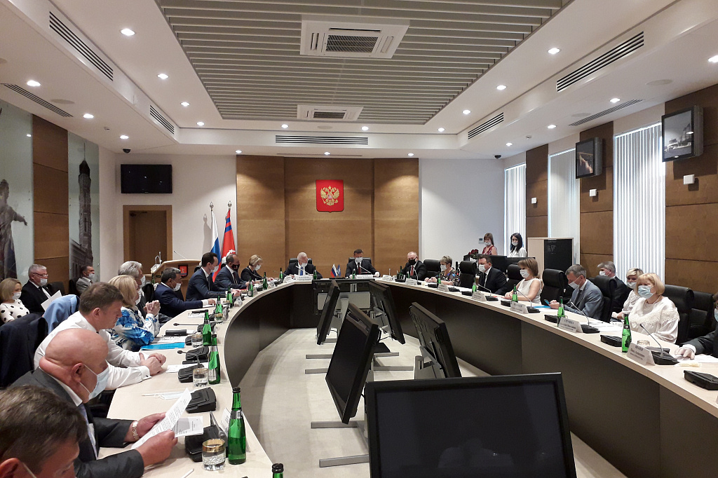 Стало известно, с кем особенно тесно контактировал заболевший коронавирусом депутат Михаил Струк