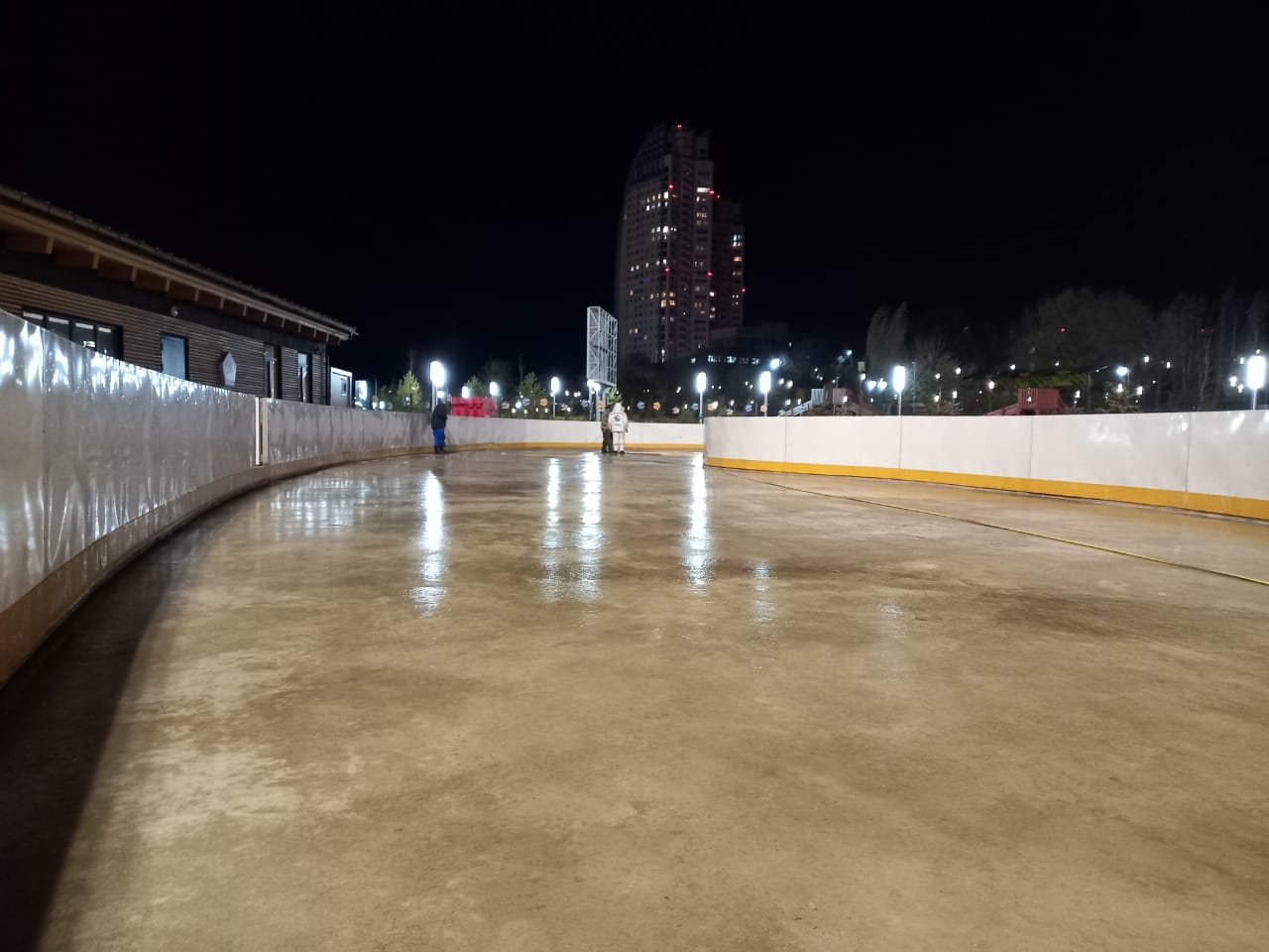 В волгоградском парке «Раздолье» залили ледовый каток