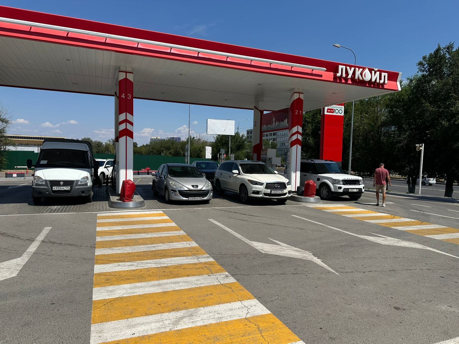 Автомобильный коллапс творится на заправках «Лукойл» в Волгограде Автомобильный коллапс творится на заправках «Лукойл» в Волгограде