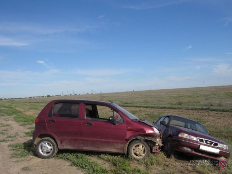 «Остановился перед рабочими»: Daewoo Matiz протаранил Nexia под Волгоградом