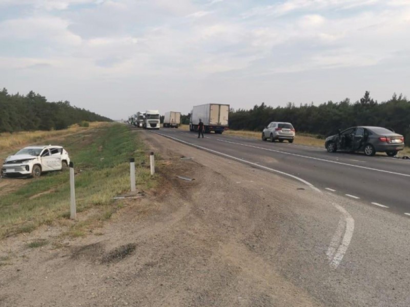 Трое детей и взрослая женщина попали в больницу после столкновения российского седана и китайского внедорожника