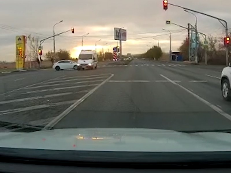 Полиция опубликовала подробности и видео ДТП с перевернувшейся скорой помощью в Волгограде