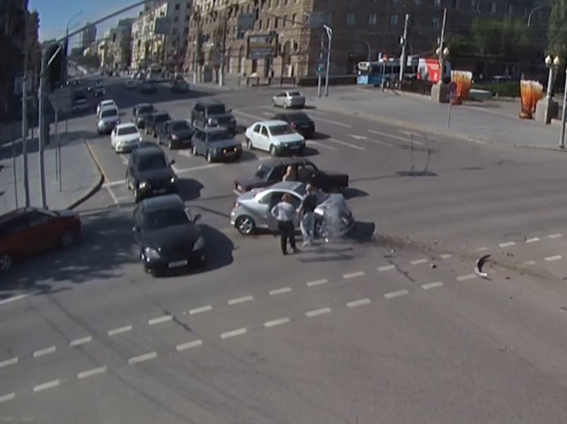 Две иномарки разбились на самом аварийном перекрестке центра Волгограда