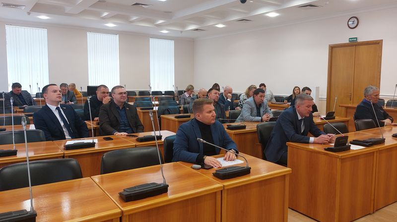 Платят  богатым, а не бедным: волгоградского губернатора попросили разобраться с загадочными выплатами депутатам