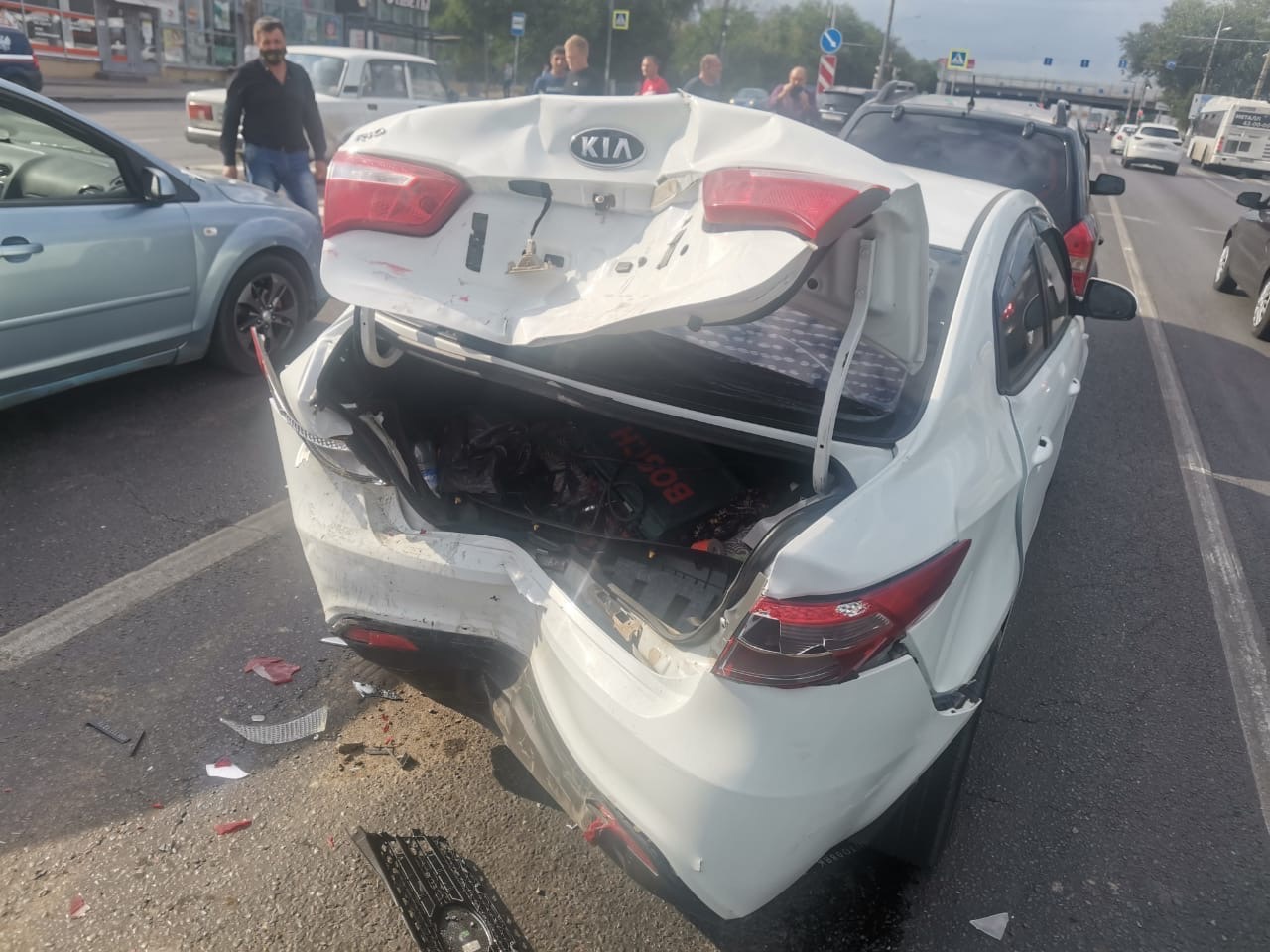 Три иномарки протаранил волгоградец, потерявший управление перед светофором