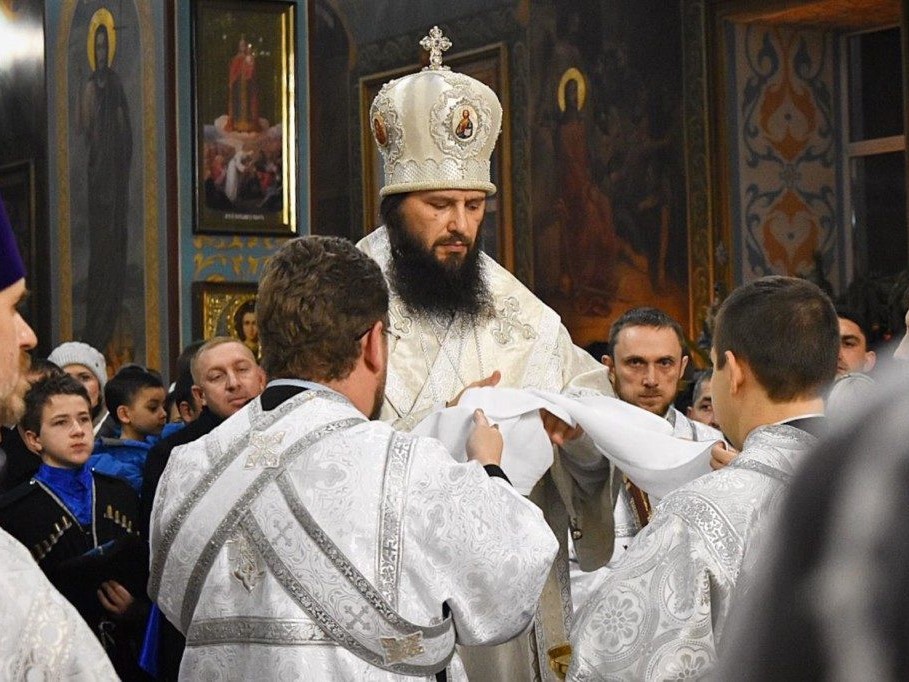 «Небо и земля днесь пророчески да возвеселятся»: волгоградцы отметили Рождество Христово