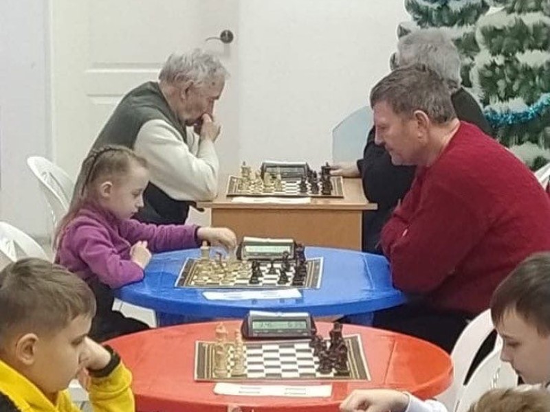 Олег Савченко уехал в глубинку, чтобы поиграть с юными талантами в шахматы