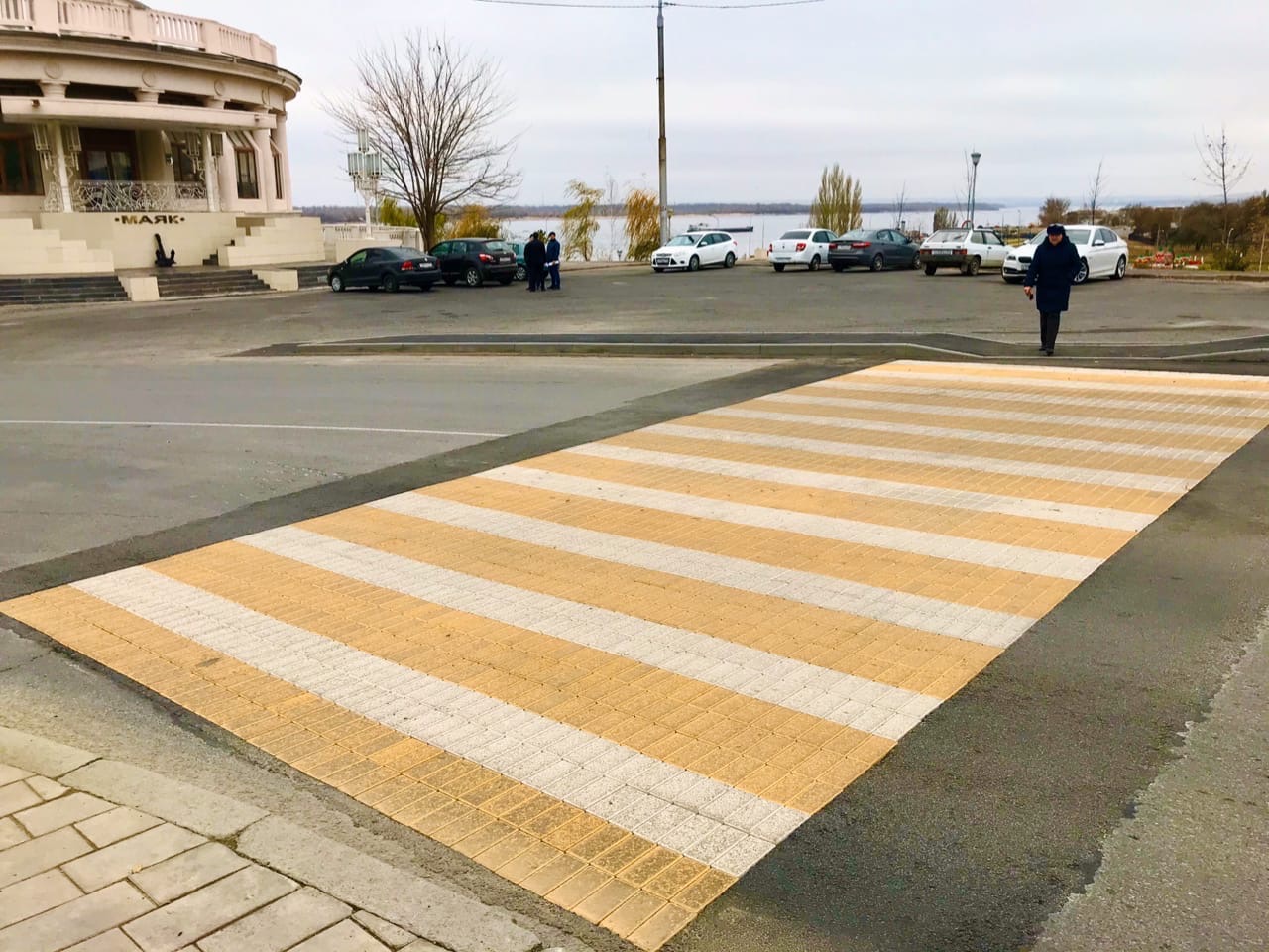 «Ребенок соблюдал все правила ПДД»: 15-летний мальчик попал под колеса авто в Волгограде