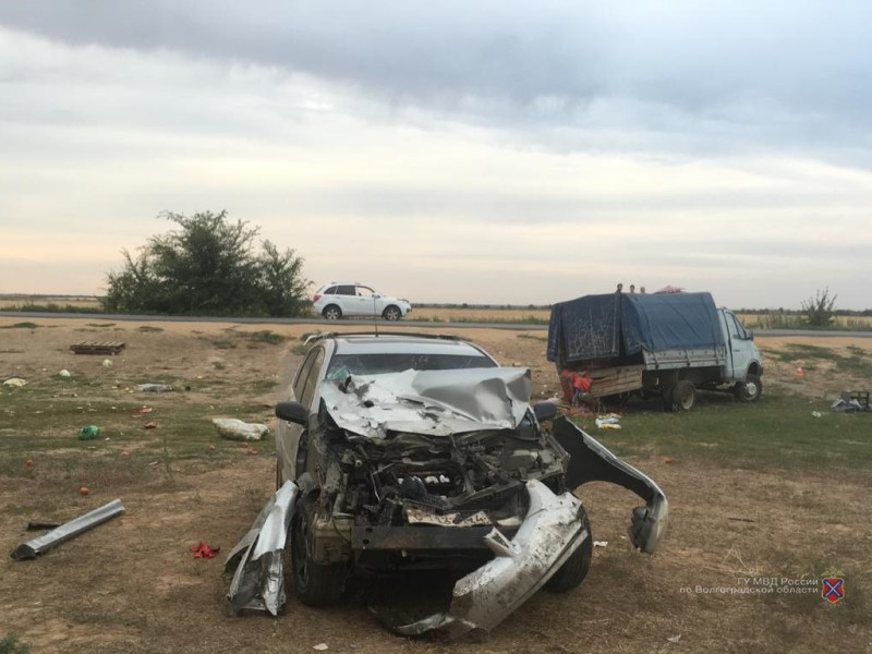 Волгоградец попал под колеса собственного грузовичка, угодившего в тройное ДТП