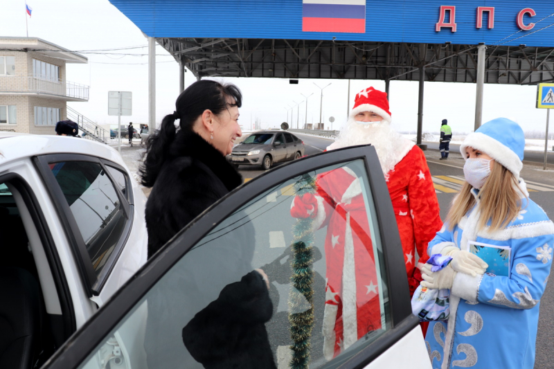 Сегодня пряником – волгоградские сотрудники дорожной полиции обрадовали автовладельцев
