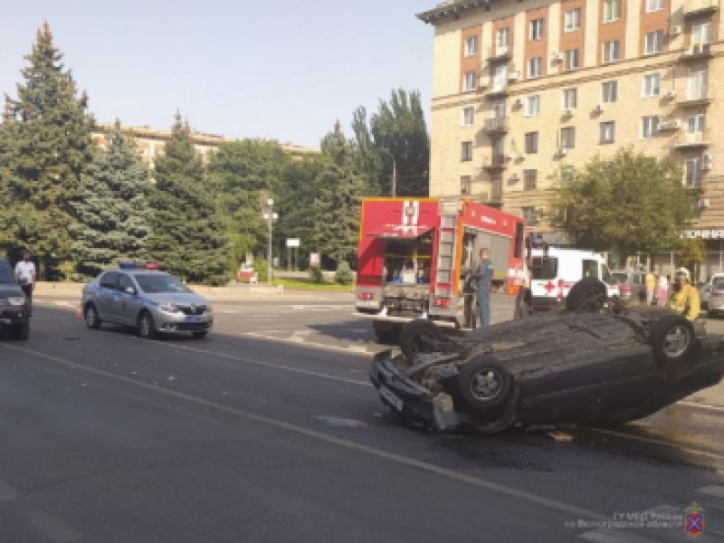 Nissan перевернулся на крышу в центре Волгограда