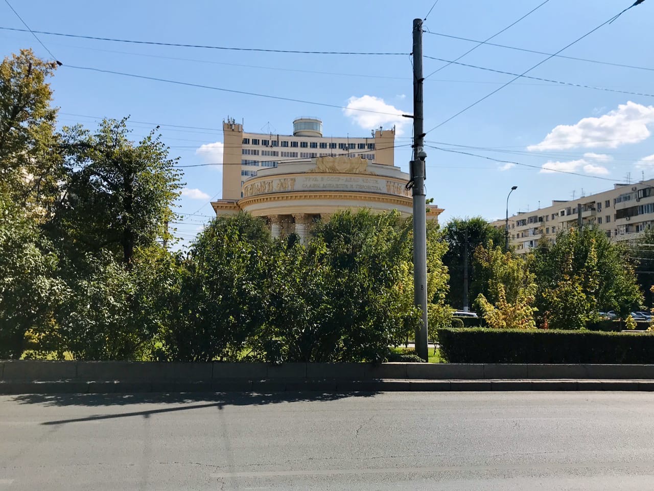 У здания-«унитаза» в центре Волгограда протестующие взорвали петарду