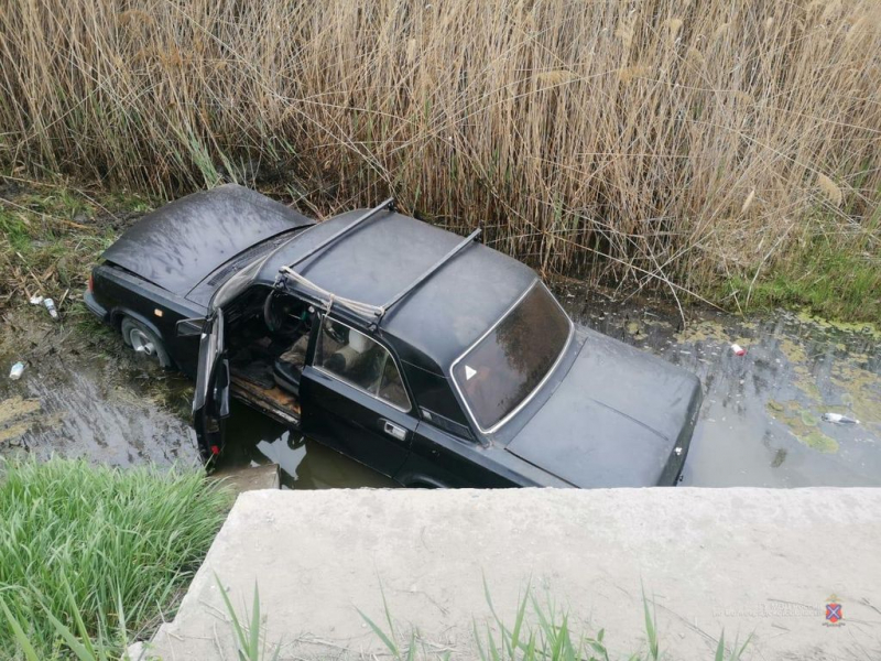 «Волга» вылетела с дороги и рухнула в воду на юге Волгограда