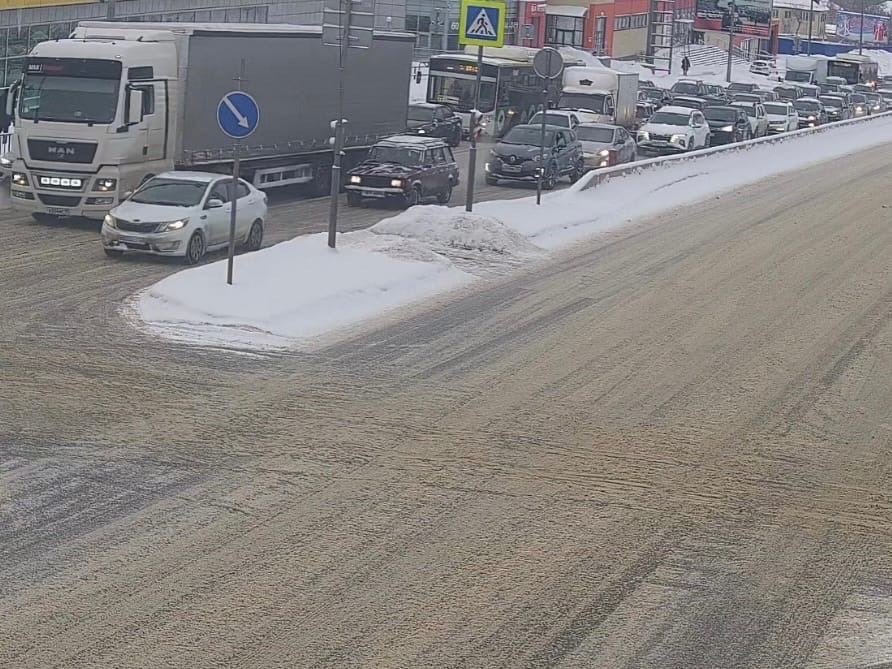 Из-за снежных завалов на дорогах Волгограда ГАИ закрыла въезд в город