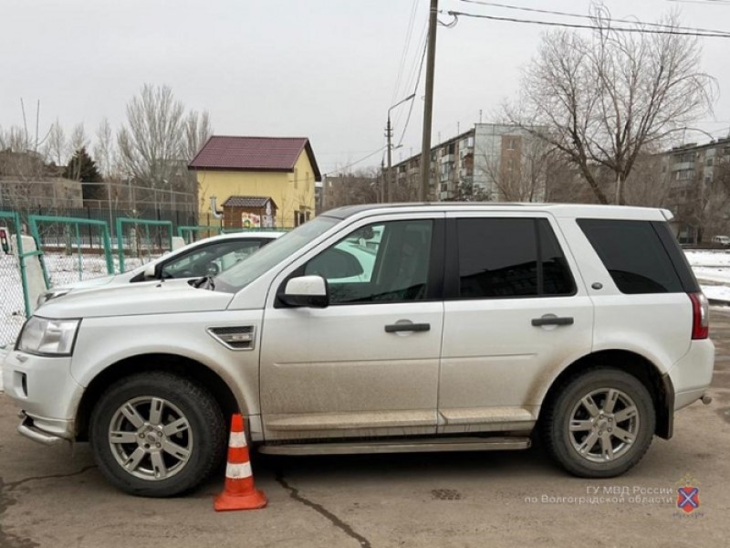 «Водители, вы ведь тоже родители»: мужчина на Land Rover сбил ребенка у школы в Волжском 