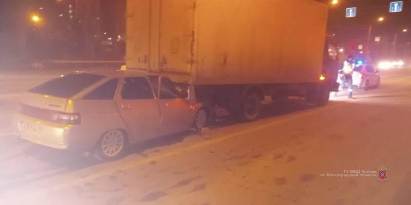 Водитель без прав на «двенашке» влетел под фуру в Волгограде
