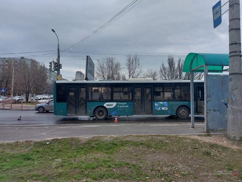 73-летняя пенсионерка получила травмы при падении в автобусе в Волгограде
