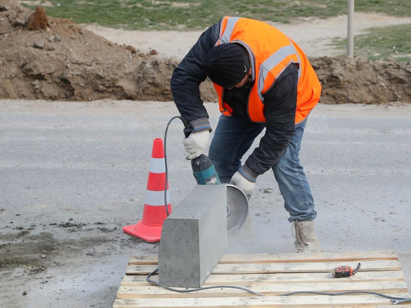 В Тракторозаводском районе Волгограда обновили 800 метров бордюрного ограждения