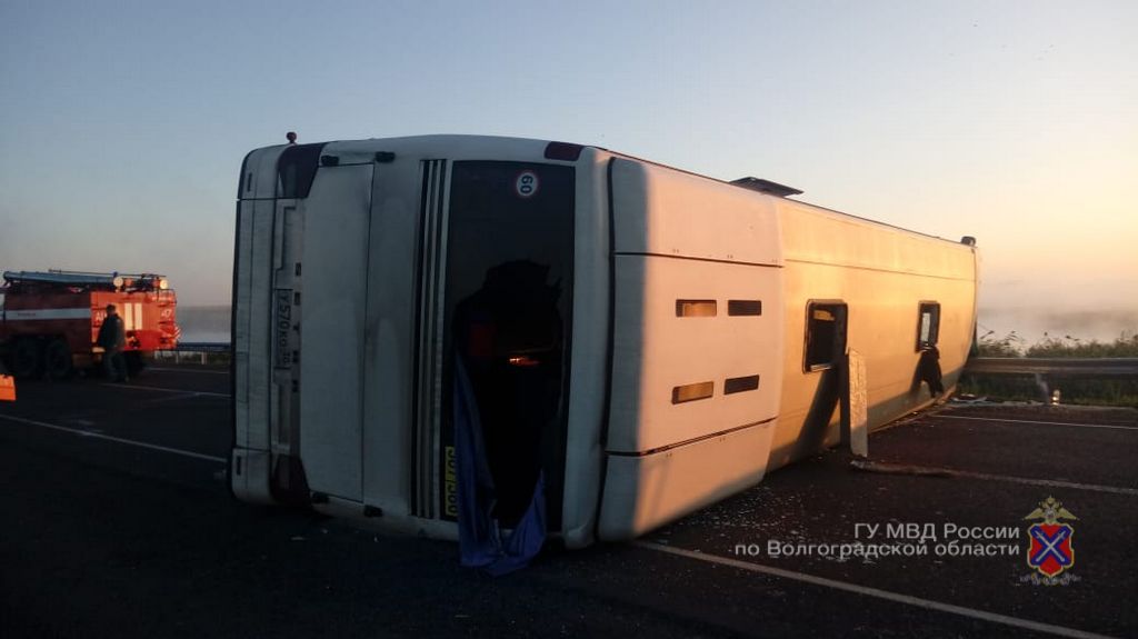 Один погиб, шестеро ранены: пассажирский автобус и кроссовер столкнулись на трассе в Волгоградской области