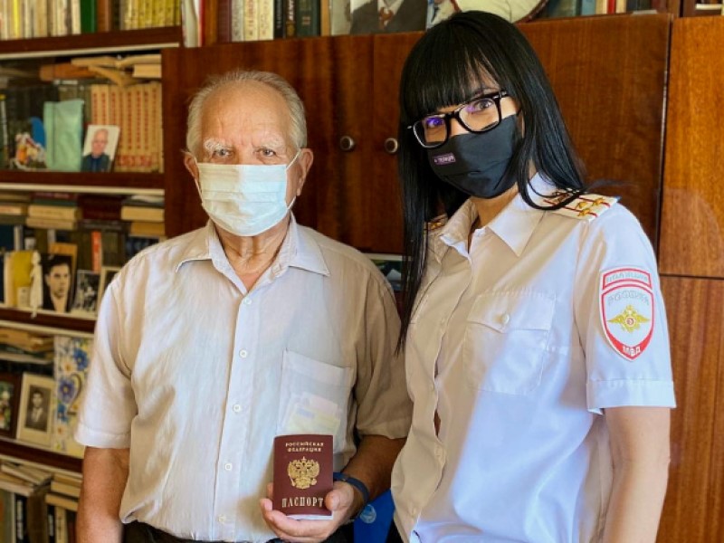 Полицейские вручили паспорт гражданина РФ бывшему депутату в Волгограде 