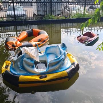 В Ворошиловском районе Волгограда неизвестные сломали детский аттракцион с лодками