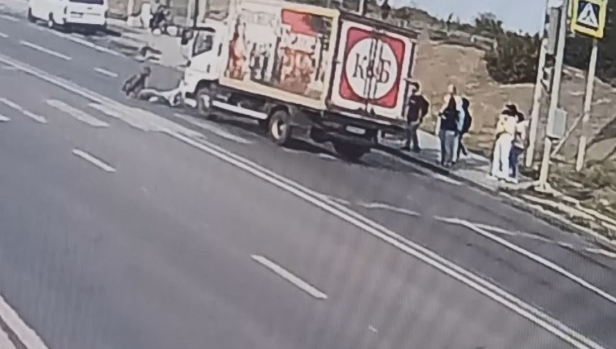 Грузовик «Красное&Белое» сбил пару на пешеходном переходе в Волгограде: видео